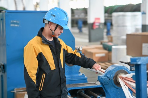 扎根一线十六载 匠心铸就生产路——记DB视讯
电缆新街基地负责人王志军